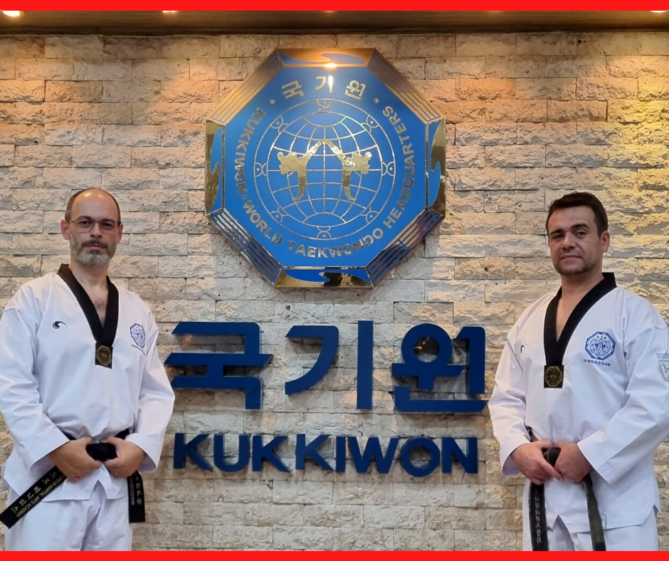 Mestres na entrada da sede mundial do Taekwondo