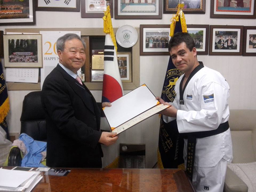 Mestre Alexandre Coelho recebendo homenagem na Coreia do Sul