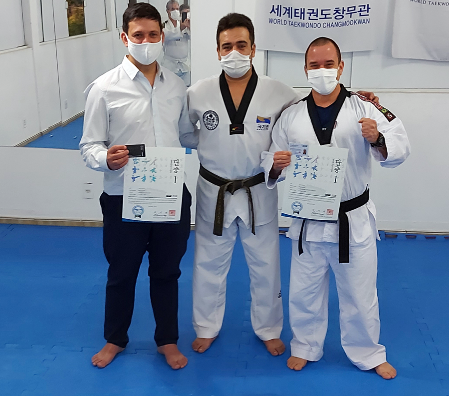 Entrega do diploma internacional do Kukkiwon